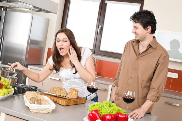 Cozinhar - casal feliz na cozinha moderna — Fotografia de Stock