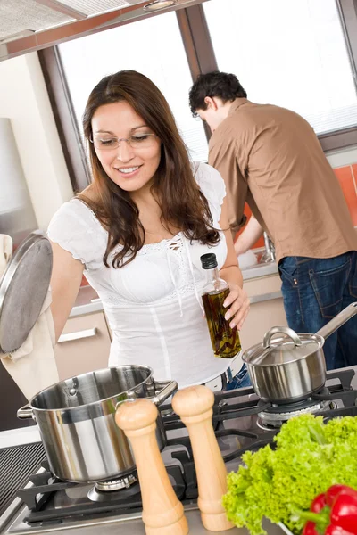 Young Couple Cook Modern Kitchen Man Helping Dishes — Stock Photo, Image