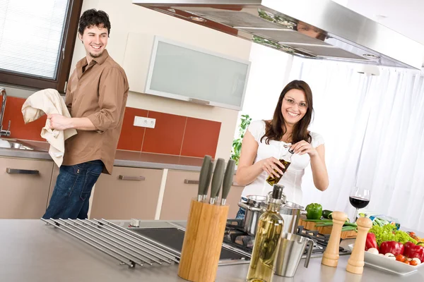 Junges Paar Kocht Moderner Küche Mann Hilft Beim Geschirr — Stockfoto