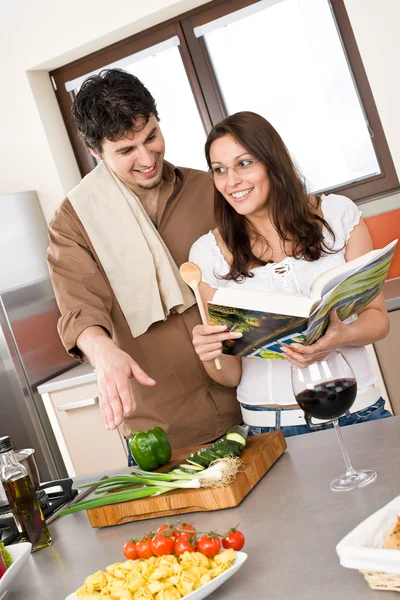 モダンなキッチン クック クックブック一緒にカップルの笑みを浮かべてください — ストック写真