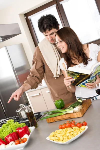 Lächelndes Paar Moderner Küche Kocht Zusammen Mit Kochbuch — Stockfoto