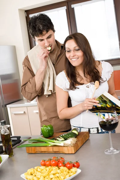 Χαμογελώντας ζευγάρι στη σύγχρονη κουζίνα Κουκ μαζί — Φωτογραφία Αρχείου
