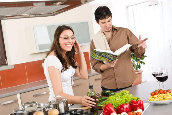 幸福的情侣一起煮在现代厨房与食谱 — 图库照片