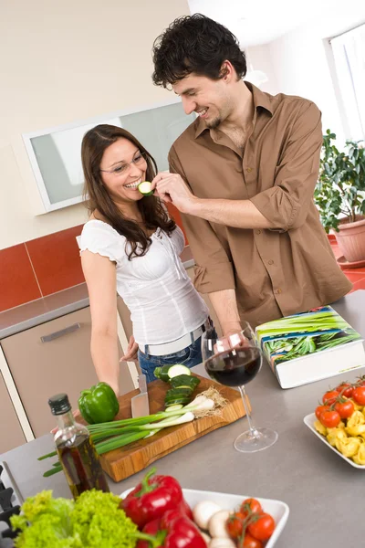 Gelukkige Paar Koken Samen Moderne Keuken Met Kookboek — Stockfoto