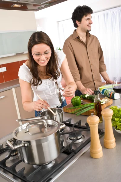 Νεαρό ζευγάρι μαζί μαγειρική στην σύγχρονη κουζίνα — Φωτογραφία Αρχείου