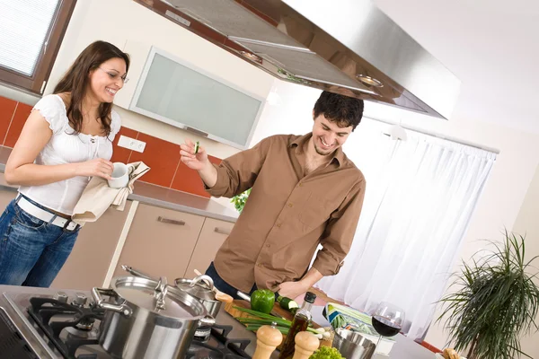 Glückliches Paar in moderner Küche mit Rotwein — Stockfoto
