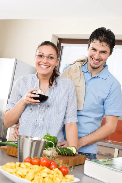 Χαρούμενο Ζευγάρι Στην Σύγχρονη Κουζίνα Μαγειρεύουν Μαζί Ποτό Κόκκινο Κρασί — Φωτογραφία Αρχείου