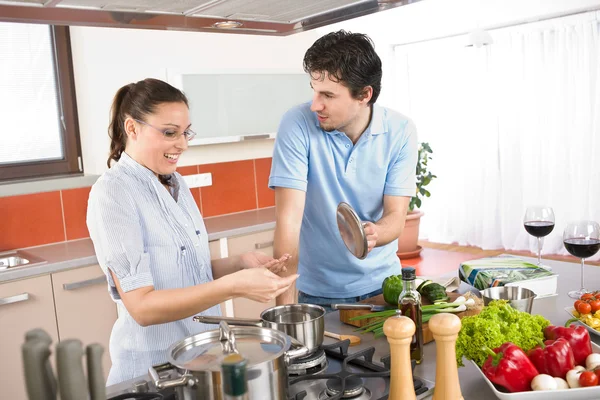 Jovem casal feliz cozinhar na cozinha — Fotografia de Stock