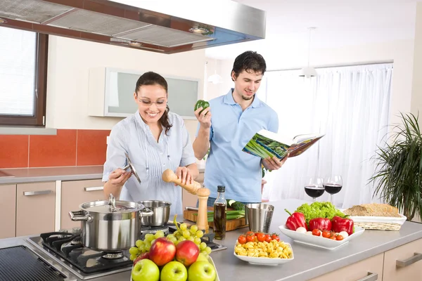Junges Glückliches Paar Kocht Küche Mit Kochbuch Nudeln Gemüse — Stockfoto