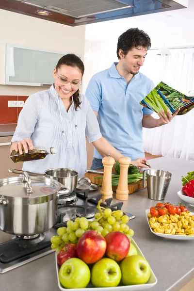 Молодая Счастливая Пара Готовить Кухне Поваренной Книги Пасты Овощи — стоковое фото