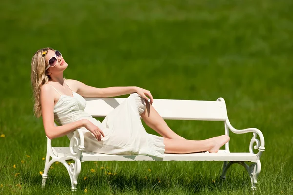 Весна и лето - молодая женщина отдыхает на лугу — стоковое фото