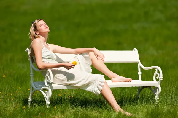 Весна і літо - молода жінка відпочиває на лузі — стокове фото