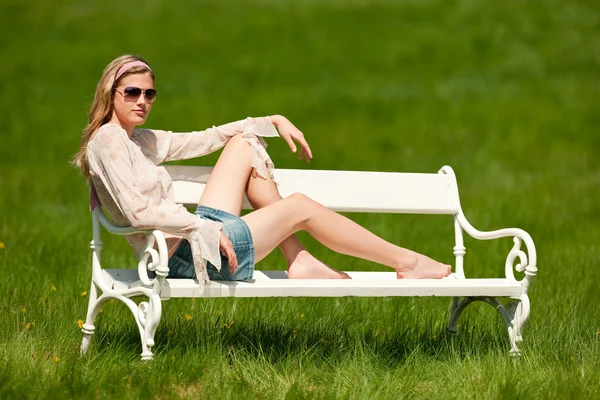 Primavera y verano - Mujer joven relajándose en el prado —  Fotos de Stock
