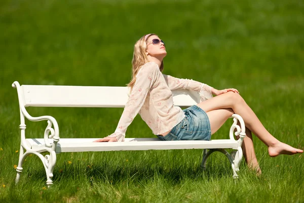 Bahar ve yaz - genç kadın çayırda rahatlatıcı — Stok fotoğraf