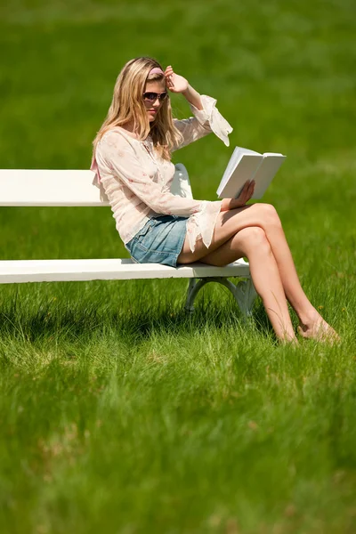 Frühling und Sommer - junge Frau entspannt auf der Wiese — Stockfoto