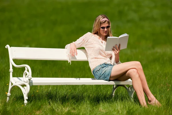 Junge Frau Mit Sonnenbrille Auf Weißer Bank Sitzend Flach Dof — Stockfoto