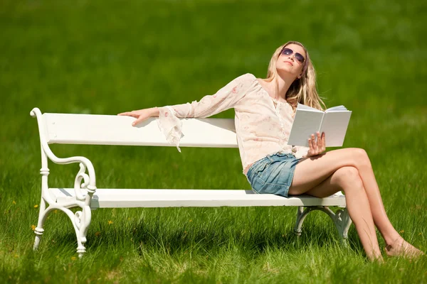 Frühling und Sommer - junge Frau entspannt auf der Wiese — Stockfoto