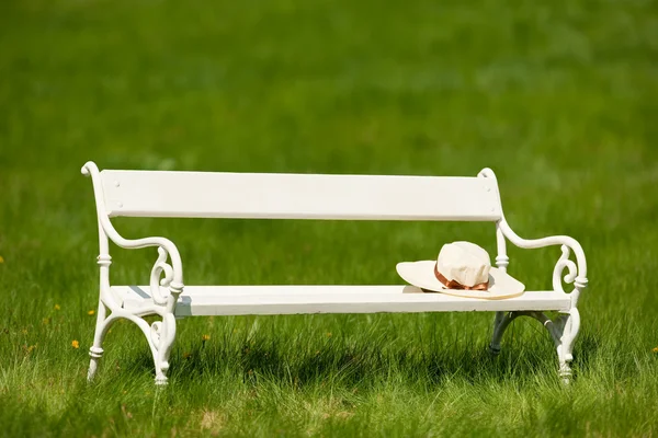 Primavera e verão - Banco romântico branco no prado — Fotografia de Stock