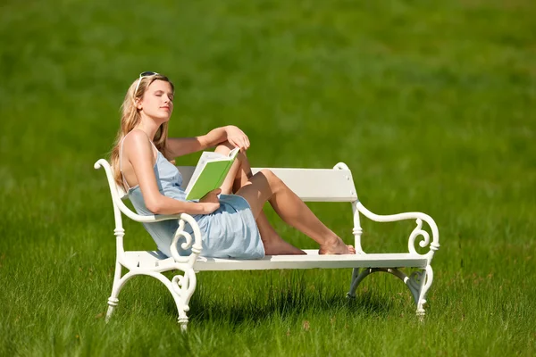 Blonde Frau Blauem Kleid Genießt Die Sonne Auf Einer Frühlingswiese — Stockfoto