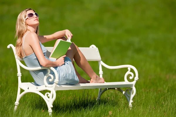 Primavera y verano - Mujer joven relajándose en el prado —  Fotos de Stock