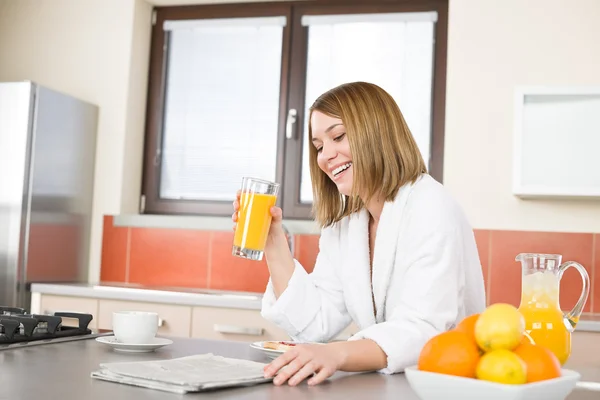 Śniadanie Uśmiechnięta Kobieta Czytanie Gazety Kuchni Kawa Sok Pomarańczowy Świeżych — Zdjęcie stockowe