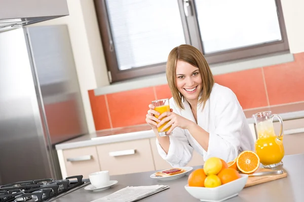 Desayuno - Mujer sonriente con jugo de naranja fresco —  Fotos de Stock