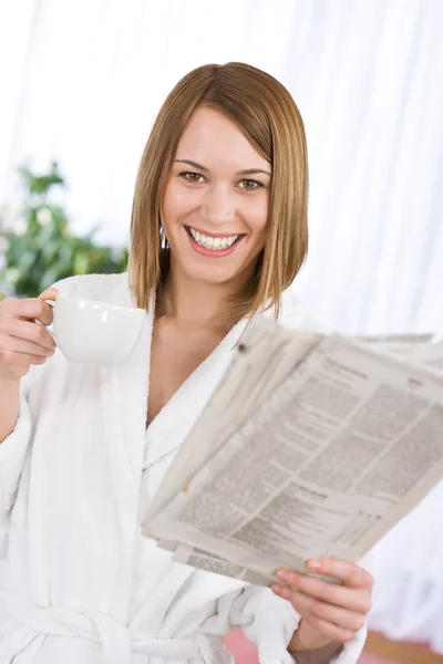 Frukost - glad kvinna läser tidningen dricka kaffe — Stockfoto