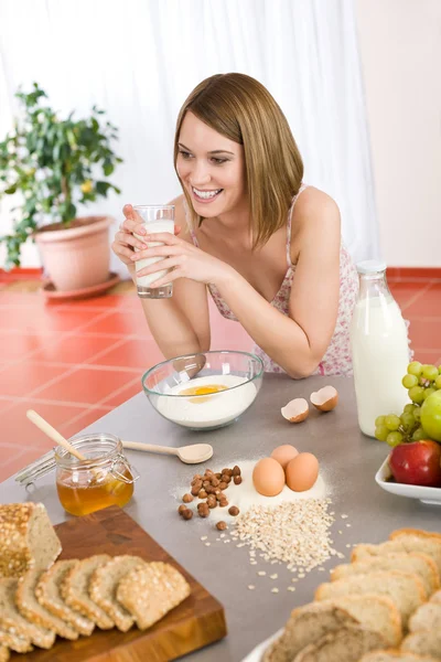 Sütés - boldog nő egészséges összetevők előkészítése — Stock Fotó