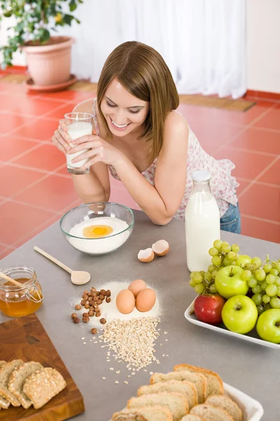 Cozimento - Mulher feliz preparar ingredientes saudáveis — Fotografia de Stock