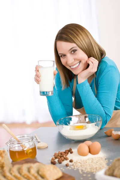 Bakken - lachende vrouw met gezonde ingrediënten — Stockfoto