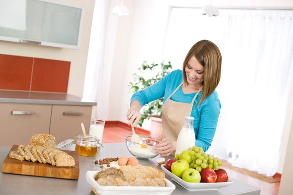 Pişirme - gülümseyen kadın sağlıklı malzemelerle — Stok fotoğraf