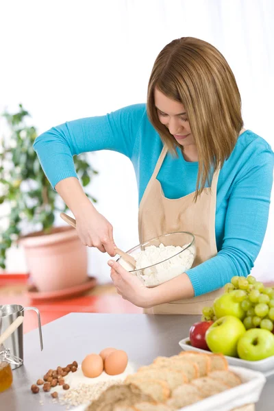 Pişirme Gülümseyen Kadın Sağlıklı Malzemelerle Organik Hamur Hazırlama — Stok fotoğraf