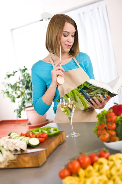 Cooking Woman Reading Cookbook Recipe Modern Kitchen Vegetable Pasta — Stock Photo, Image