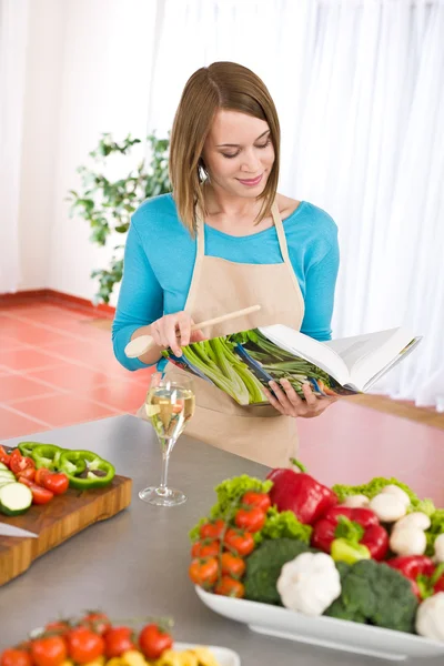 クッキング モダンなキッチンと野菜のパスタのレシピの料理の本を読む女 — ストック写真