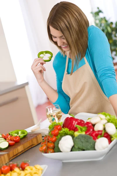Vaření Šťastná Žena Čtení Recept Kuchařky Drží Plátek Zeleného Pepře — Stock fotografie