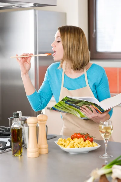 Koken Jonge Vrouw Proeverij Italiaanse Tomatensaus Moderne Keuken Met Tomaten — Stockfoto