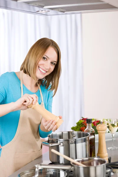 Főzés - boldog nő konyhában tűzhely — Stock Fotó