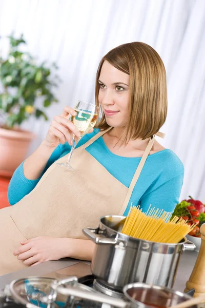 クッキング - スパゲッティとワインを持つ若い女性 — ストック写真