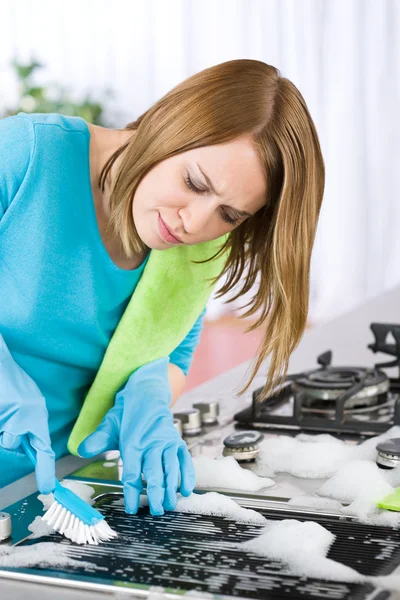Jovem Mulher Limpeza Fogão Cozinha Moderna Com Escova Luva — Fotografia de Stock
