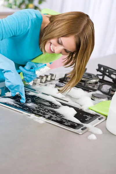 Jovem Mulher Limpeza Fogão Cozinha Moderna Com Escova Luva — Fotografia de Stock