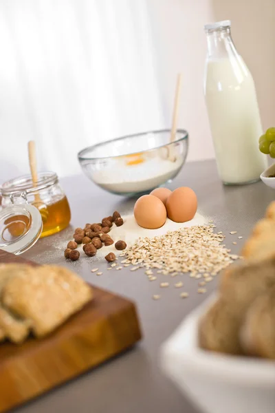 Baking dough ingredients, honey, eggs, flour — Stock Photo, Image