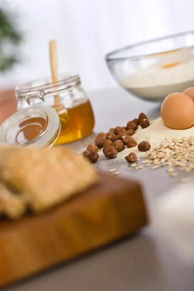 Bakken deeg ingrediënten, honing, eieren, bloem — Stockfoto