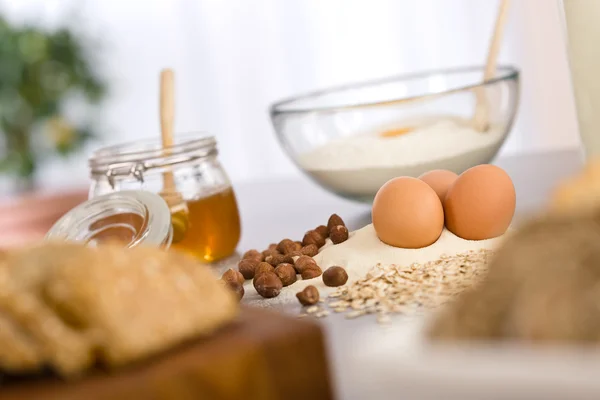 Bakken Deeg Ingrediënten Honing Eieren Meel Keuken — Stockfoto