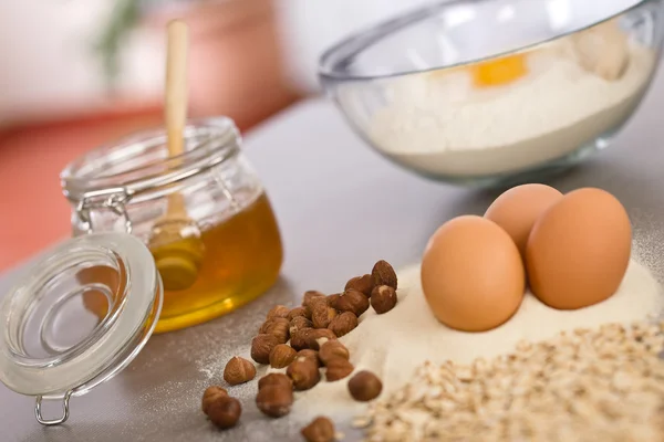 Bakken deeg ingrediënten, honing, eieren, bloem — Stockfoto