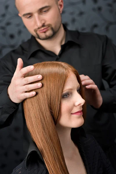 Profesionální Kadeřník Dlouhé Červené Vlasy Modelka Černé Luxusní Salon — Stock fotografie