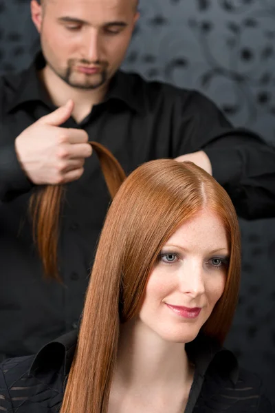 Профессиональный парикмахер с моделью в роскошном салоне — стоковое фото