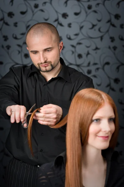 Profesionální Kadeřník Dlouhé Červené Vlasy Modelka Luxusním Salonu Vlasy Nůžkami — Stock fotografie