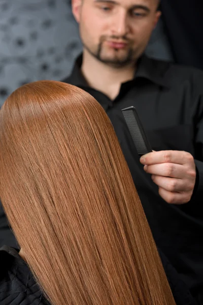 Profesionální Kadeřník Dlouhé Červené Vlasy Modelka Luxusním Salonu Hřeben Vlasy — Stock fotografie