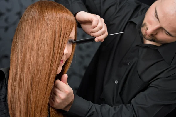 Profesionální Kadeřník Dlouhé Červené Vlasy Modelka Luxusním Salonu Hřeben Vlasy — Stock fotografie