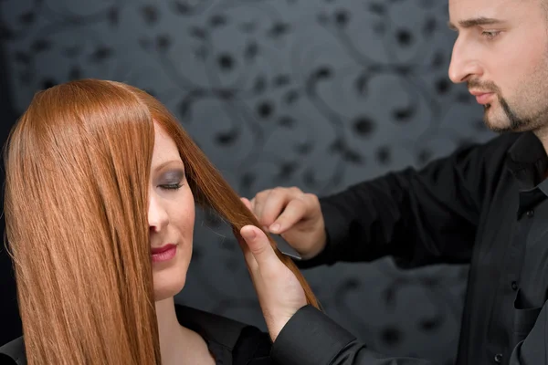 Uzun Kızıl Saçlı Manken Lüks Salonu Saç Tarağı Ile Profesyonel — Stok fotoğraf